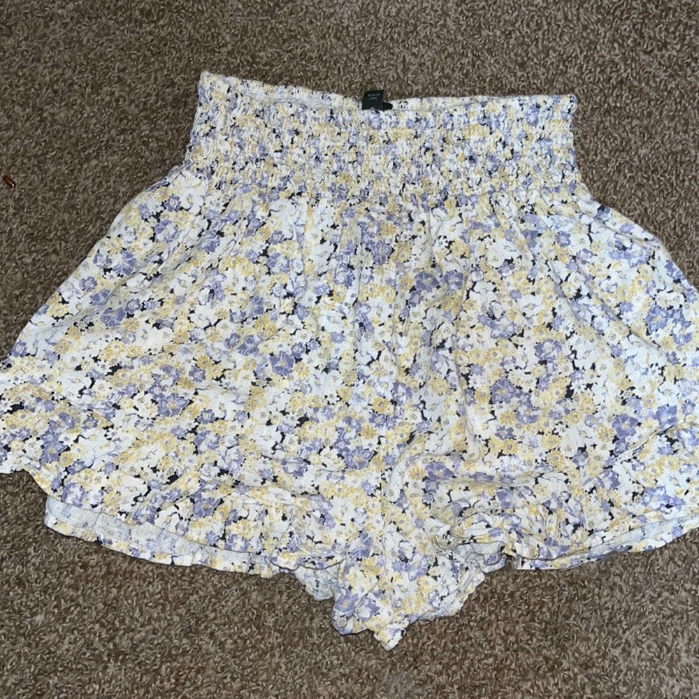 size,large, color white and lilac detailed with flowers,cotton